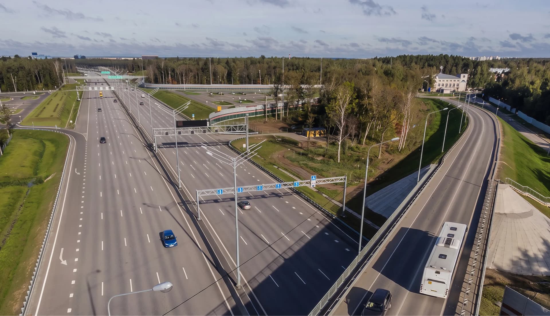 Как добраться из Москвы в Питер: поезд, самолет, машина